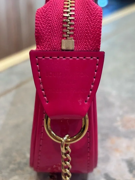 Louis Vuitton 2022 Valentines Vernis Chain Mini Pochette - Picture 3 of 5